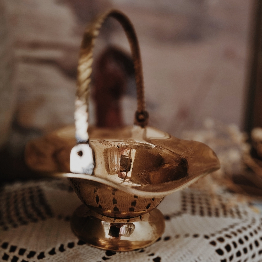 Vintage Hampton Small Brass Basket With Scalloped Edges - Picture 5 of 8